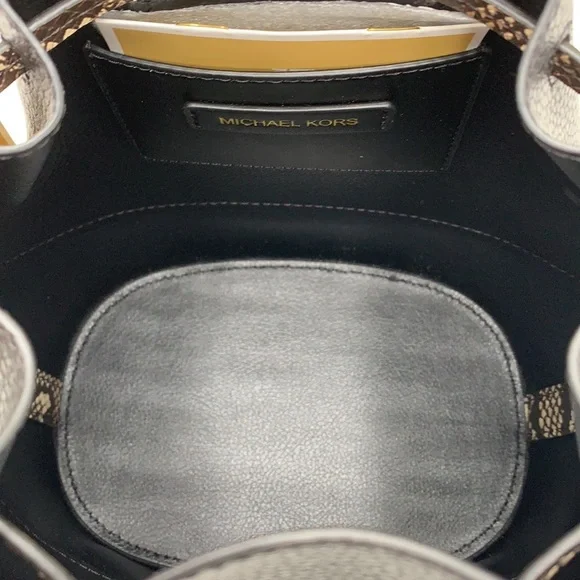 MICHAEL KORS 
Reed Md Pebbled Leather Belted Bucket Messenger Satchel Crossbody - Picture 5 of 16